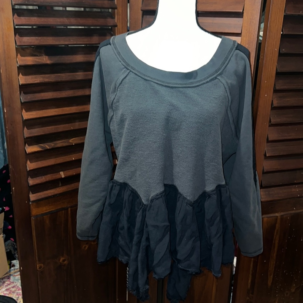EUC FREE PEOPLE black ruffle moon dust sweatshirt in excellent condition sz S!